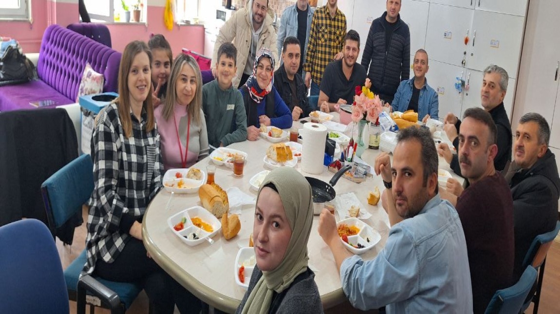 Okulumuz öğretmenleri ile  Eğitim-Öğretime yönelik Nisan ayı değerlendirme toplantısı Okul müdürü Sedat SERDAR başkanlığında,ders saatinden önce kahvaltı eşliğinde gerçekleştirildi.