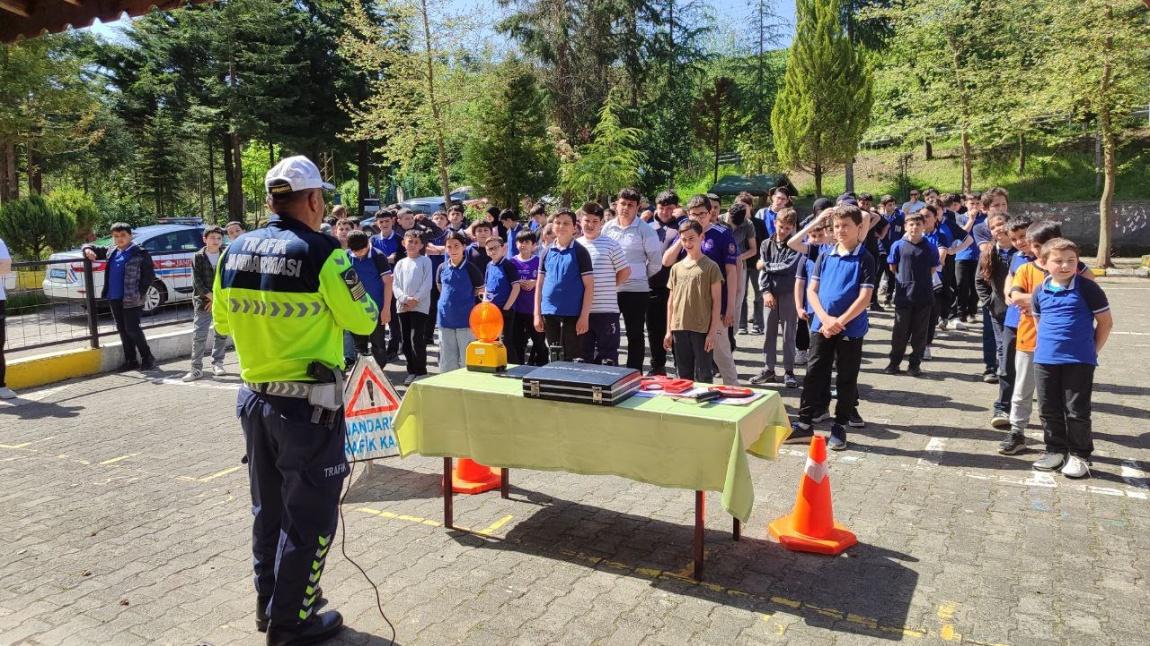 Karayolu Trafik Güvenliği Günü ve Trafik Haftası dolayısıyla Fatsa Jandarma Trafik ekiplerince öğrencilerimize eğitim verildi.